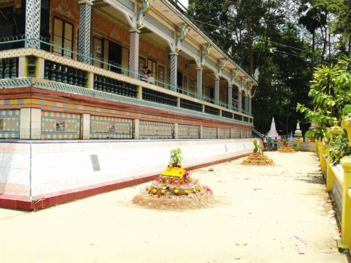 Trong văn hóa Khmer, việc đắp núi còn nhằm cầu siêu cho những người đã khuất