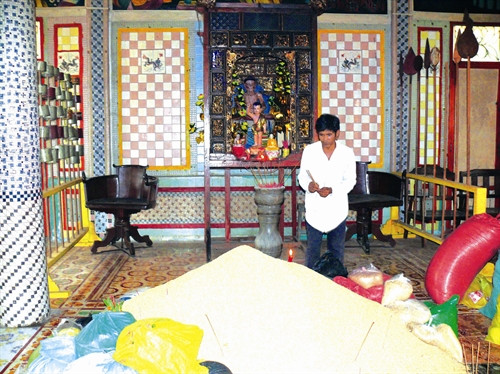 Tùy vào điều kiện kinh tế của từng gia đình, có gia đình tổ chức đắp núi bằng lúa gạo, có gia đình lại tổ chức đắp núi bằng cát