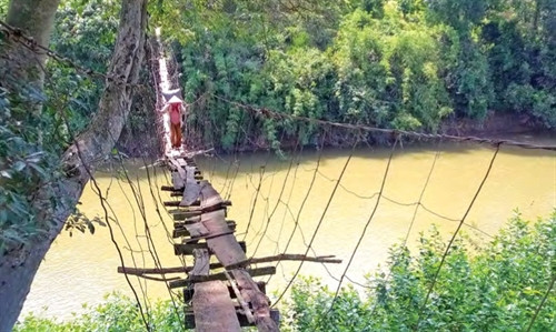 Cầu treo Đankia ở thị trấn Lạc Dương, huyện Lạc Dương bị nghiêng và mục nát ván gỗ Cầu treo K’Giảo ở xã Lộc Thành, huyện Bảo Lâm là một trong hàng chục cầu treo bị xuống cấp nghiêm trọng Người dân ở xã Lộc Thành, huyện Bảo Lâm hàng ngày vẫn phải đi qua cầu treo nguy hiểm như thế này Cầu treo Đankia ở thị trấn Lạc Dương, huyện Lạc Dương bị nghiêng và mục nát ván gỗ Cầu treo K’Giảo ở xã Lộc Thành, huyện Bảo Lâm là một trong hàng chục cầu treo bị xuống cấp nghiêm trọng Người dân ở xã Lộc Thành, huyện Bảo Lâm hàng ngày vẫn phải đi qua cầu treo nguy hiểm như thế này