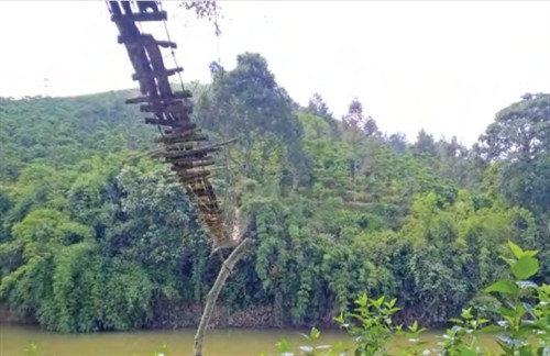 Cầu treo Đankia ở thị trấn Lạc Dương, huyện Lạc Dương bị nghiêng và mục nát ván gỗ Cầu treo K’Giảo ở xã Lộc Thành, huyện Bảo Lâm là một trong hàng chục cầu treo bị xuống cấp nghiêm trọng Người dân ở xã Lộc Thành, huyện Bảo Lâm hàng ngày vẫn phải đi qua cầu treo nguy hiểm như thế này Cầu treo Đankia ở thị trấn Lạc Dương, huyện Lạc Dương bị nghiêng và mục nát ván gỗ Cầu treo K’Giảo ở xã Lộc Thành, huyện Bảo Lâm là một trong hàng chục cầu treo bị xuống cấp nghiêm trọng Người dân ở xã Lộc Thành, huyện Bảo Lâm hàng ngày vẫn phải đi qua cầu treo nguy hiểm như thế này