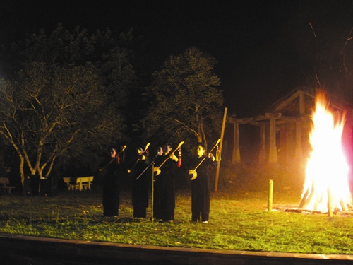 Những cô gái Tày chèo thuyền độc mộc trên hồ Ba Bể Biểu diễn hát then, đàn tính phục vụ du khách