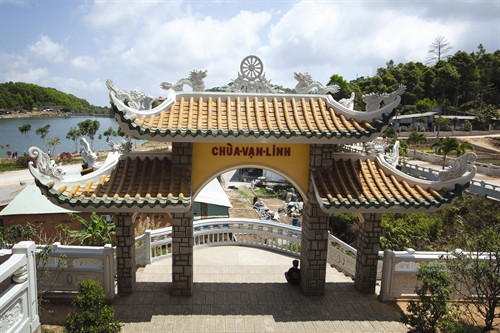 Chùa Vạn Linh trên núi Cấm