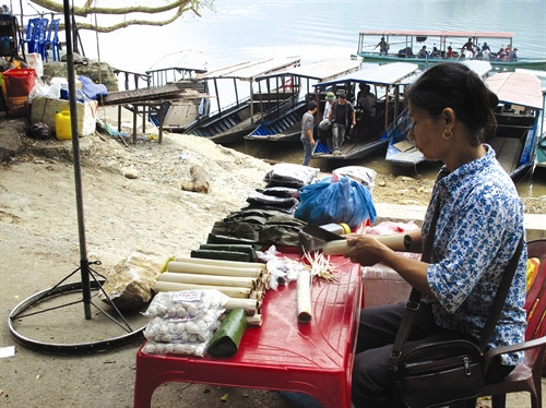 Một số sản vật của đồng bào Tày được bày bán bên hồ Ba Bể