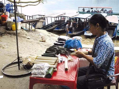 Một số sản vật của đồng bào Tày được bày bán bên hồ Ba Bể