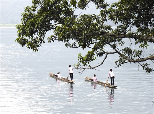 Những cô gái Tày chèo thuyền độc mộc trên hồ Ba Bể Biểu diễn hát then, đàn tính phục vụ du khách