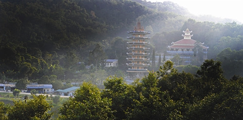 Thắp nén hương trong Chánh điện chùa Phật Lớn Toàn cảnh chùa Phật Lớn