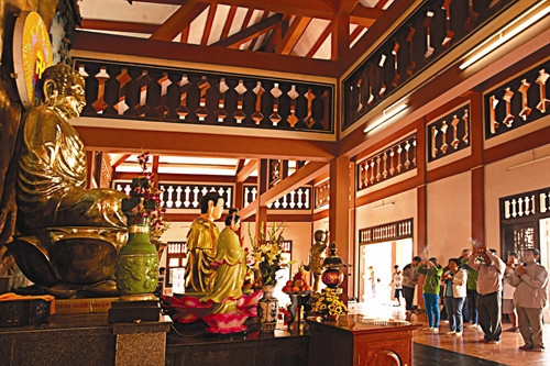 Thắp nén hương trong Chánh điện chùa Phật Lớn Toàn cảnh chùa Phật Lớn