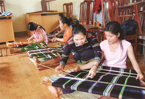 Hơn 600 lượt chị em ở 10/11 bon thuộc xã Đắk r'tih đã tham gia các lớp học nghề dệt thổ cẩm
