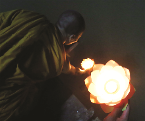 Nhà sư thắp nén nhang lên đèn nước của nhà chùa Nhà sư là người thả đèn nước đầu tiên Nhà sư thắp nén nhang lên đèn nước của nhà chùa Nhà sư là người thả đèn nước đầu tiên