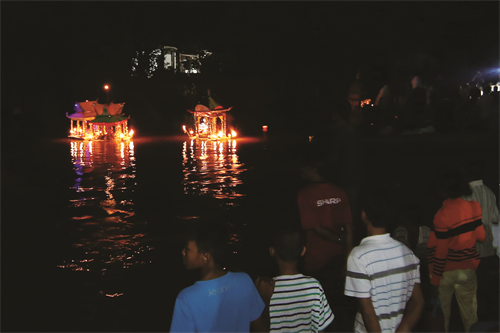 Tiếp theo là Phật tử, người dân thả đèn Tiếp theo là Phật tử, người dân thả đèn