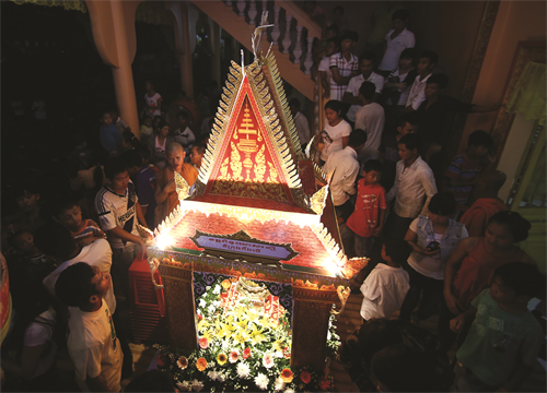 Đèn nước được khiêng ra sông để thả trôi theo dòng nước Đèn nước được khiêng ra sông để thả trôi theo dòng nước