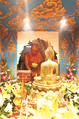 Nhà sư thắp nén nhang lên đèn nước của nhà chùa Nhà sư là người thả đèn nước đầu tiên Nhà sư thắp nén nhang lên đèn nước của nhà chùa Nhà sư là người thả đèn nước đầu tiên