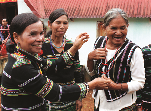 Đồng bào M'Nông trong trang phục dệt thổ cẩm Đồng bào M'Nông trong lễ hội cúng mưa đầu mùa