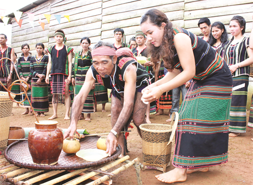 Đồng bào M'Nông trong trang phục dệt thổ cẩm Đồng bào M'Nông trong lễ hội cúng mưa đầu mùa