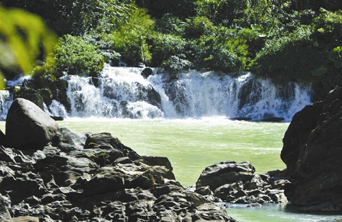 Thác Gia Long Thác Đray Sáp Những khối đá do núi lửa phun trào rải rác trong khu rừng bên cạnh thác Đray Sáp là nơi nghỉ ngơi rất thú vị cho du khách.