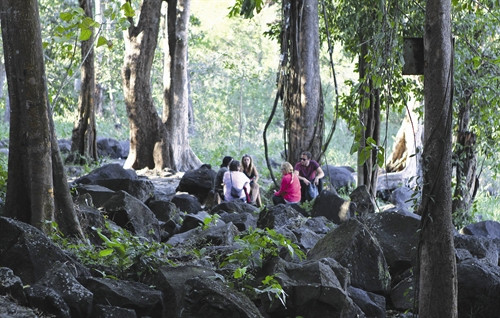 Thác Gia Long Thác Đray Sáp Những khối đá do núi lửa phun trào rải rác trong khu rừng bên cạnh thác Đray Sáp là nơi nghỉ ngơi rất thú vị cho du khách.