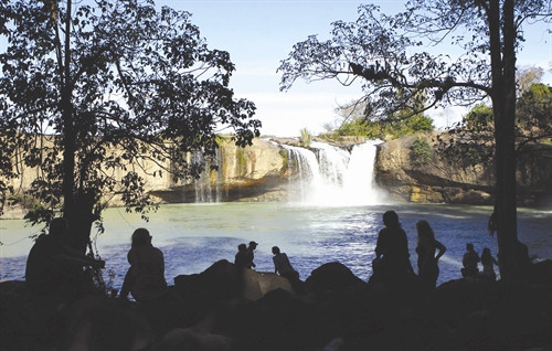 Thác Gia Long Thác Đray Sáp Những khối đá do núi lửa phun trào rải rác trong khu rừng bên cạnh thác Đray Sáp là nơi nghỉ ngơi rất thú vị cho du khách.