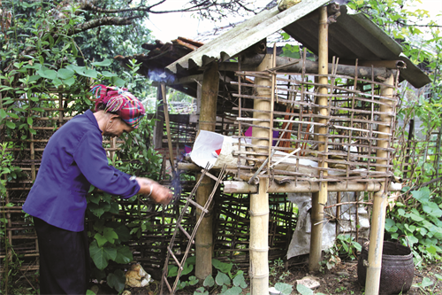 “Nhà tạm” ngoài vườn để người phụ nữ cúng bố mẹ đã mất Trong lễ cũng phải có ba lần rót rượu mời tổ tiên rồi mới được hạ lễ Con cháu tạ ơn nuôi dưỡng và chúc sức khỏe bố mẹ, ông bà