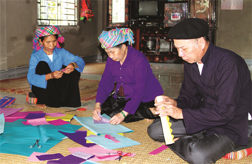 Gia đình gấp cắt quần áo để thờ cúng tổ tiên