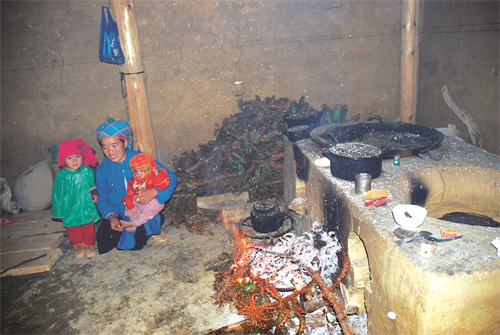 Tường nhà được làm bằng đất dẻo, nén chặt dày từ 30 - 40 cm Cuối gian bên trái nhà trình tường thường là nơi nấu nướng Nhà trình tường 2 tầng của người Mông