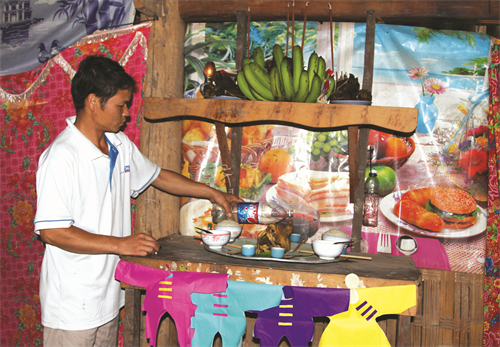 “Nhà tạm” ngoài vườn để người phụ nữ cúng bố mẹ đã mất Trong lễ cũng phải có ba lần rót rượu mời tổ tiên rồi mới được hạ lễ Con cháu tạ ơn nuôi dưỡng và chúc sức khỏe bố mẹ, ông bà