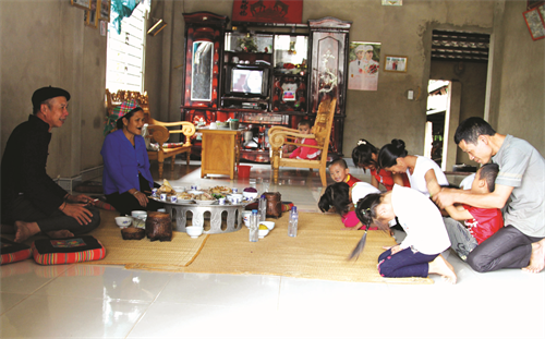 “Nhà tạm” ngoài vườn để người phụ nữ cúng bố mẹ đã mất Trong lễ cũng phải có ba lần rót rượu mời tổ tiên rồi mới được hạ lễ Con cháu tạ ơn nuôi dưỡng và chúc sức khỏe bố mẹ, ông bà