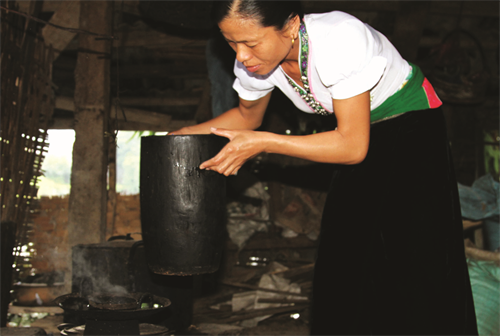 Sáng sớm, phụ nữ đồ xôi mầu dâng cúng tổ tiên