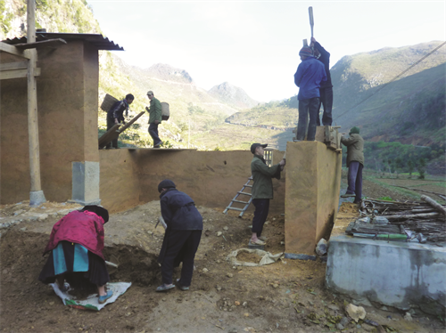 Tường nhà được làm bằng đất dẻo, nén chặt dày từ 30 - 40 cm Cuối gian bên trái nhà trình tường thường là nơi nấu nướng Nhà trình tường 2 tầng của người Mông