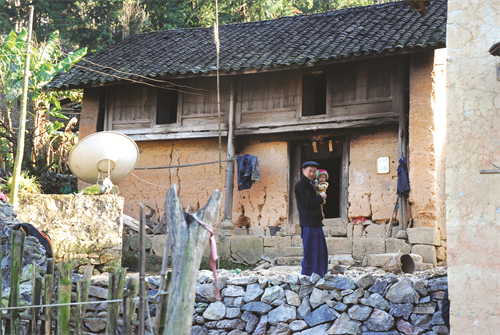 Tường nhà được làm bằng đất dẻo, nén chặt dày từ 30 - 40 cm Cuối gian bên trái nhà trình tường thường là nơi nấu nướng Nhà trình tường 2 tầng của người Mông