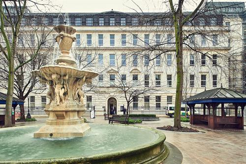 Bảo tàng Sherlock Holmes: Trong tiểu thuyết của nhà văn Conan Doyle, thám tử Sherlock Holmes sống ở số nhà 221B phố Baker (Westminster, London) cùng người bạn thân là bác sĩ Watson. Giống như nhân vật thám tử tài ba, đây là địa chỉ hư cấu. Tuy nhiên, một bảo tàng dành cho nhân vật Sherlock Holmes đã được dựng lên trên con phố này, nằm giữa số nhà 241 và 237. Bảo tàng được bày biện, trang trí các đồ vật sinh hoạt hàng ngày quen thuộc của Holmes và Watson. Ảnh: Hotelsbrit. Quán rượu Sherlock Holmes ở đường Northumberland là nơi hoàn hảo để người hâm mộ có thể dùng bữa. Tòa nhà được thiết kế theo phong cách quán rượu thời Victoria, bài trí những vật lưu niệm liên quan đến Sherlock Holmes và vật chứng quan trọng trong một số vụ phá án nổi tiếng nhất. Du khách sẽ được phục vụ bữa tối chủ nhật bên cạnh bản sao văn phòng làm việc của Holmes. Ảnh: Thesherlockspubs. Bệnh viện St Bartholomew: nơi mà Sherlock Holmes và tiến sĩ Watson gặp nhau lần đầu tiên và là nơi diễn ra những cảnh kịch tính ở phần hai của loạt phim về Holmes phát sóng trên kênh BBC. Ảnh: Sinclair Johnston. Vườn quốc gia Dartmoor: Năm 1901, nhà văn Conan Doyle đến thăm vườn quốc gia Dartmoor ở Devon. Mỗi ngày, ông đi khoảng 25 km để tìm nguồn cảm hứng. Sau đó, cuốn tiểu thuyết nổi tiếng trong loạt truyện Sherlock Holmes - Con chó săn của dòng họ Baskerville- đã ra đời. Khu rừng âm u, ảm đạm, ngôi nhà cô đơn trên đồi nhỏ trong khu vườn quốc gia Dartmoor cũng được chọn làm bối cảnh cho nhiều bộ phim về Holmes sau này. Ảnh: Visitdartmoor. Khách sạn Baskerville Hall: Khách sạn Baskerville Hall ở Mid Wales hiện nay được cho là nguyên mẫu của lâu đài Baskerville trong cuốn “Con chó săn của dòng họ Baskerville”. Ngôi nhà được ngài Thomas Mynors Baskerville xây dựng năm 1839 dành cho người vợ thứ hai là Elizabeth. Nhà văn Conan Doyle thường đến đây và tìm hiểu về một truyền thuyết địa phương liên quan đến chó săn. Tuy nhiên, theo yêu cầu của bạn mình, Doyle đã ghi tên lâu đài nằm ở Devon để “tránh xa khách du lịch”. Ảnh: Dirt Mountain Bike Magazine. Edinburgh, Scotland: Edinburgh là nơi nhà văn Conan Doyle ra đời năm 1859. Ông đã sống và làm việc ở đây nhiều năm trước khi chuyển đến London. Tại Edinburgh, du khách có thể đến thăm bức tượng Sherlock Holmes bằng đồng bên ngôi nhà thời thơ ấu của tác giả. Trong ảnh là cảnh đẹp của Scotland. Ảnh: VisitScotland. Lâu đài Cardiff, xứ Wales: Lâu đài Cardiff là nơi quay cảnh đối đầu với nhân vật Moriarty. Du khách đến đây có thể tham gia các tour tham quan lâu đài và nhiều cảnh đẹp khác ở Wales. Ảnh: British Medical Ultrasound Society. Thành phố Bristol: Thành phố Bristol ở tây Nam nước Anh cũng là một địa điểm được chọn làm bối cảnh của bộ phim về Holmes phát trên kênh BBC. Các tập phim được quay ở đây là The Empty Hearse, cảnh lễ cưới của bác sĩ Watson và Mary và cảnh về cuộc gặp gỡ của Holmes với Moriarty. Ảnh: Visit Bristol. Bảo tàng Sherlock Holmes: Trong tiểu thuyết của nhà văn Conan Doyle, thám tử Sherlock Holmes sống ở số nhà 221B phố Baker (Westminster, London) cùng người bạn thân là bác sĩ Watson. Giống như nhân vật thám tử tài ba, đây là địa chỉ hư cấu. Tuy nhiên, một bảo tàng dành cho nhân vật Sherlock Holmes đã được dựng lên trên con phố này, nằm giữa số nhà 241 và 237. Bảo tàng được bày biện, trang trí các đồ vật sinh hoạt hàng ngày quen thuộc của Holmes và Watson. Ảnh: Hotelsbrit. Quán rượu Sherlock Holmes ở đường Northumberland là nơi hoàn hảo để người hâm mộ có thể dùng bữa. Tòa nhà được thiết kế theo phong cách quán rượu thời Victoria, bài trí những vật lưu niệm liên quan đến Sherlock Holmes và vật chứng quan trọng trong một số vụ phá án nổi tiếng nhất. Du khách sẽ được phục vụ bữa tối chủ nhật bên cạnh bản sao văn phòng làm việc của Holmes. Ảnh: Thesherlockspubs. Bệnh viện St Bartholomew: nơi mà Sherlock Holmes và tiến sĩ Watson gặp nhau lần đầu tiên và là nơi diễn ra những cảnh kịch tính ở phần hai của loạt phim về Holmes phát sóng trên kênh BBC. Ảnh: Sinclair Johnston. Vườn quốc gia Dartmoor: Năm 1901, nhà văn Conan Doyle đến thăm vườn quốc gia Dartmoor ở Devon. Mỗi ngày, ông đi khoảng 25 km để tìm nguồn cảm hứng. Sau đó, cuốn tiểu thuyết nổi tiếng trong loạt truyện Sherlock Holmes - Con chó săn của dòng họ Baskerville- đã ra đời. Khu rừng âm u, ảm đạm, ngôi nhà cô đơn trên đồi nhỏ trong khu vườn quốc gia Dartmoor cũng được chọn làm bối cảnh cho nhiều bộ phim về Holmes sau này. Ảnh: Visitdartmoor. Khách sạn Baskerville Hall: Khách sạn Baskerville Hall ở Mid Wales hiện nay được cho là nguyên mẫu của lâu đài Baskerville trong cuốn “Con chó săn của dòng họ Baskerville”. Ngôi nhà được ngài Thomas Mynors Baskerville xây dựng năm 1839 dành cho người vợ thứ hai là Elizabeth. Nhà văn Conan Doyle thường đến đây và tìm hiểu về một truyền thuyết địa phương liên quan đến chó săn. Tuy nhiên, theo yêu cầu của bạn mình, Doyle đã ghi tên lâu đài nằm ở Devon để “tránh xa khách du lịch”. Ảnh: Dirt Mountain Bike Magazine. Edinburgh, Scotland: Edinburgh là nơi nhà văn Conan Doyle ra đời năm 1859. Ông đã sống và làm việc ở đây nhiều năm trước khi chuyển đến London. Tại Edinburgh, du khách có thể đến thăm bức tượng Sherlock Holmes bằng đồng bên ngôi nhà thời thơ ấu của tác giả. Trong ảnh là cảnh đẹp của Scotland. Ảnh: VisitScotland. Lâu đài Cardiff, xứ Wales: Lâu đài Cardiff là nơi quay cảnh đối đầu với nhân vật Moriarty. Du khách đến đây có thể tham gia các tour tham quan lâu đài và nhiều cảnh đẹp khác ở Wales. Ảnh: British Medical Ultrasound Society. Thành phố Bristol: Thành phố Bristol ở tây Nam nước Anh cũng là một địa điểm được chọn làm bối cảnh của bộ phim về Holmes phát trên kênh BBC. Các tập phim được quay ở đây là The Empty Hearse, cảnh lễ cưới của bác sĩ Watson và Mary và cảnh về cuộc gặp gỡ của Holmes với Moriarty. Ảnh: Visit Bristol.