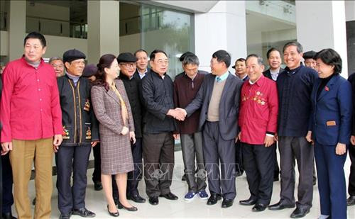 Các đại biểu Quốc hội tỉnh Bắc Giang và lãnh đạo tỉnh Bắc Giang trò chuyện với người có uy tín vùng đồng bào dân tộc thiểu số. Ảnh: Đồng Thúy- TTXVN Các đại biểu Quốc hội tỉnh Bắc Giang và lãnh đạo tỉnh Bắc Giang trò chuyện với người có uy tín vùng đồng bào dân tộc thiểu số. Ảnh: Đồng Thúy- TTXVN