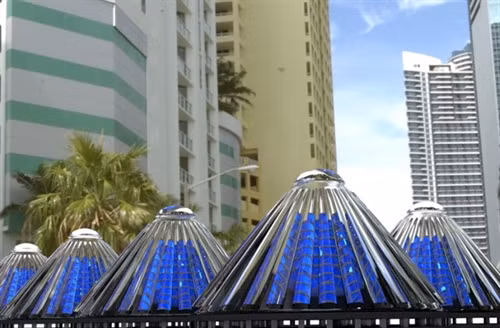 Các tấm pin của V3Solar có hình nón quay để tối ưu hóa sản xuất năng lượng. Các tấm pin của V3Solar có hình nón quay để tối ưu hóa sản xuất năng lượng.