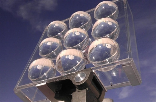 Những quả cầu thủy tinh chứa đầy nước để tập trung năng lượng Mặt trời.