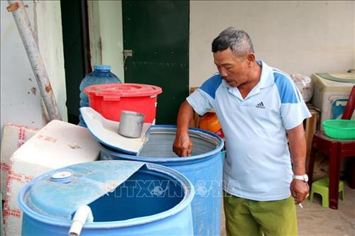 Theo ông Nguyễn Sỹ Ngụ, tổ 3, thôn Dân Trí, nước bơm từ các giếng khoang đều bị nhiễm vôi, phèn, không thể sử dụng để ăn uống hay sinh hoạt. Ảnh: Nguyễn Thanh - TTXVN