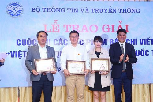Các tác giả nhận giải tác giả có nhiều tác phẩm dự thi. Ảnh: Minh Quyết-TTXVN Các tác giả nhận giải tác giả có nhiều tác phẩm dự thi. Ảnh: Minh Quyết-TTXVN
