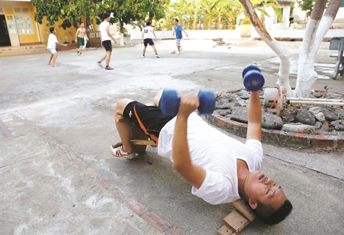 Một góc xã đảo Song Tử Tây Hệ thống điện gió trên đảo Song Tử Tây Lớp học ở xã đảo Song Tử Tây, nơi “ươm mầm” cho các thế hệ tương lai ở Trường Sa Chăn nuôi gia cầm góp phần đảm bảo dinh dưỡng cho các bữa ăn Các chiến sĩ tập thể dục, thể thao, rèn luyện sức khỏe vào buổi chiều hàng ngày Một góc xã đảo Song Tử Tây Hệ thống điện gió trên đảo Song Tử Tây Lớp học ở xã đảo Song Tử Tây, nơi “ươm mầm” cho các thế hệ tương lai ở Trường Sa Chăn nuôi gia cầm góp phần đảm bảo dinh dưỡng cho các bữa ăn Các chiến sĩ tập thể dục, thể thao, rèn luyện sức khỏe vào buổi chiều hàng ngày