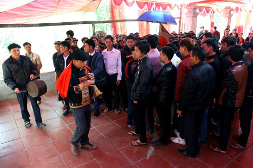 Thầy cúng thực hiện nghi lễ nhằm chúc cho đôi bạn trẻ mãi mãi hạnh phúc. Thầy cúng thực hiện nghi lễ nhằm chúc cho đôi bạn trẻ mãi mãi hạnh phúc.