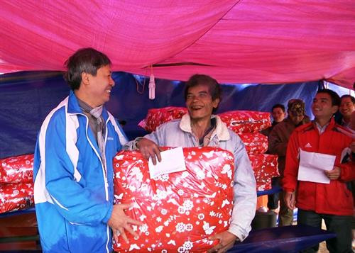 Lãnh đạo huyện Nam Trà My tặng quà cho người dân. Ảnh: Nguyễn Sơn - TTXVN Lãnh đạo huyện Nam Trà My tặng quà cho người dân. Ảnh: Nguyễn Sơn - TTXVN