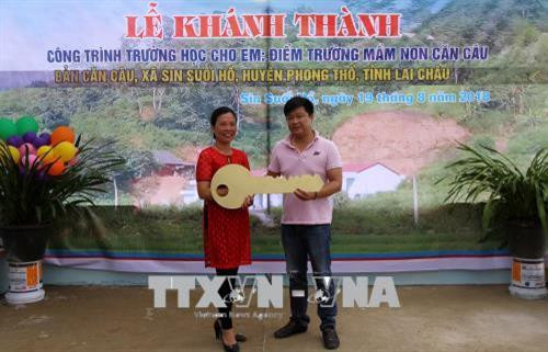Đại diện nhà trường nhận bàn giao chìa khóa từ những tấm lòng vàng trao tặng. Ảnh: Việt Hoàng – TTXVN Đại diện nhà trường nhận bàn giao chìa khóa từ những tấm lòng vàng trao tặng. Ảnh: Việt Hoàng – TTXVN