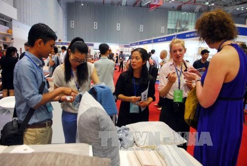 Khách tham quan, mua sắm tại một hội chợ triển lãm được tổ chức tại Thành phố Hồ Chí. Ảnh: Mạnh Linh-TTXVN Khách tham quan, mua sắm tại một hội chợ triển lãm được tổ chức tại Thành phố Hồ Chí. Ảnh: Mạnh Linh-TTXVN