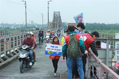 Tết ông Công ông Táo, lại chuyện xả rác sông Hồng ảnh 5