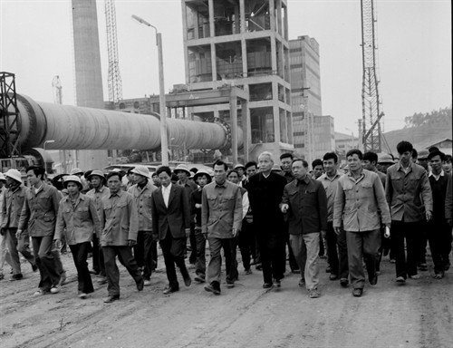 Thủ tướng Phạm Văn Đồng thăm công trường xây dựng nhà máy xi măng Hoàng Thạch (1/1980). Ảnh: Xuân Lâm-TTXVN
