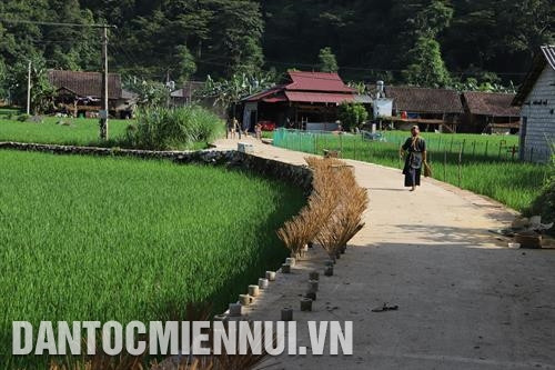 Mô hình du lịch cộng đồng ở xóm Phia Thắp, xã Quốc Dân, huyện Quảng Uyên thu hút khách thập phương. Ảnh: An Thành Đạt Nghề dệt vải thổ cẩm truyền thống của người Lô Lô. Ảnh: An Thành Đạt