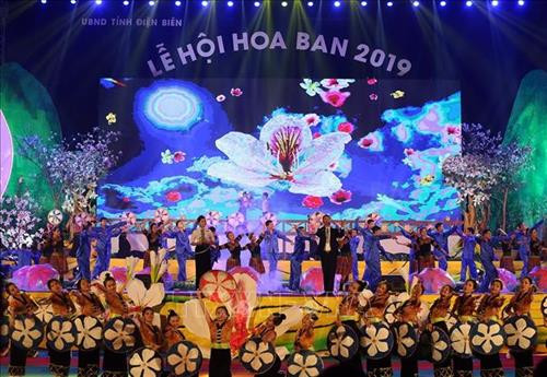Tiết mục văn nghệ tại lễ khai mạc. Ảnh: Phan Tuấn Anh – TTXVN Tiết mục văn nghệ tại lễ khai mạc. Ảnh: Phan Tuấn Anh – TTXVN