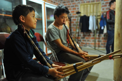 Các thế hệ sau nối tiếp những nét văn hóa đặc sắc của những thế hệ trước truyền lại để lưu truyền và phát huy những bản sắc dân tộc ngàn đời nay Các thế hệ sau nối tiếp những nét văn hóa đặc sắc của những thế hệ trước truyền lại để lưu truyền và phát huy những bản sắc dân tộc ngàn đời nay