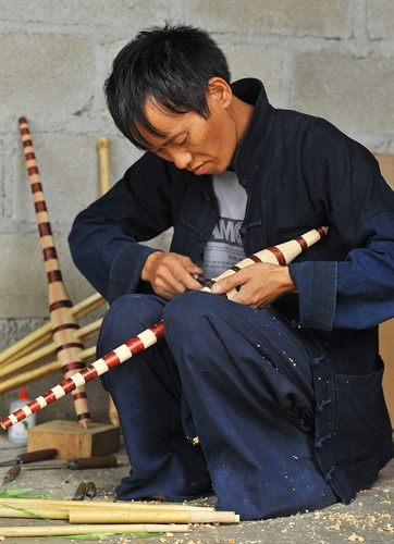 Nghệ nhân làm khèn Mua Mí Sính, dân tộc Mông, ở thôn Sảng Pả B, thị trấn Mèo Vạc đã có trên 20 năm làm khèn, người đã gửi gắm cả lòng mình, đời mình vào thân gỗ kim giao bóng nước, vào những thân trúc già vàng óng trước sườn non, tạo nên một âm thanh đặc biệt cho một vùng văn hóa Nghệ nhân làm khèn Mua Mí Sính, dân tộc Mông, ở thôn Sảng Pả B, thị trấn Mèo Vạc đã có trên 20 năm làm khèn, người đã gửi gắm cả lòng mình, đời mình vào thân gỗ kim giao bóng nước, vào những thân trúc già vàng óng trước sườn non, tạo nên một âm thanh đặc biệt cho một vùng văn hóa