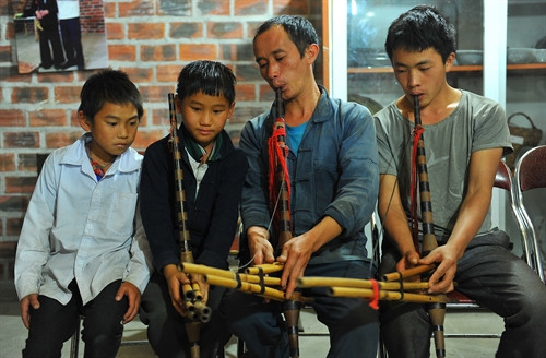 Nghệ nhân Mua Mí Say (thứ hai, bên phải), thôn Tả Lủng B, xã Tả Lủng, huyện Mèo Vạc đang hướng dẫn cách sử dụng khèn cho các thế hệ sau. Nghệ nhân Mua Mí Say (thứ hai, bên phải), thôn Tả Lủng B, xã Tả Lủng, huyện Mèo Vạc đang hướng dẫn cách sử dụng khèn cho các thế hệ sau.