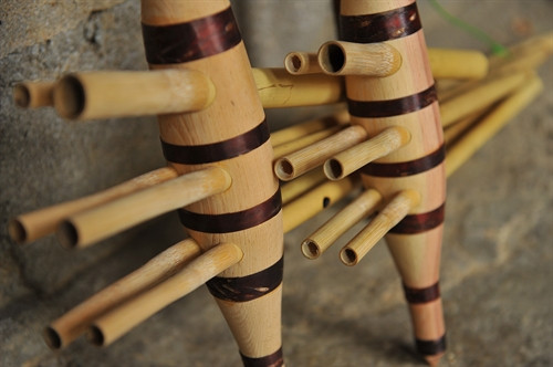 Việc chế tác khèn Mông thoạt nhìn thì rất đơn giản với 6 ống và 1 bầu cộng hưởng. Nhưng để làm ra chiếc khèn là cả một sự khéo léo của đôi tay và con mắt tinh tường. Những nghệ nhân làm khèn hoàn toàn không dùng đến thước, chỉ đo bằng tay, ước lượng bằng mắt, dùng những dụng cụ để chế tác khèn Việc chế tác khèn Mông thoạt nhìn thì rất đơn giản với 6 ống và 1 bầu cộng hưởng. Nhưng để làm ra chiếc khèn là cả một sự khéo léo của đôi tay và con mắt tinh tường. Những nghệ nhân làm khèn hoàn toàn không dùng đến thước, chỉ đo bằng tay, ước lượng bằng mắt, dùng những dụng cụ để chế tác khèn