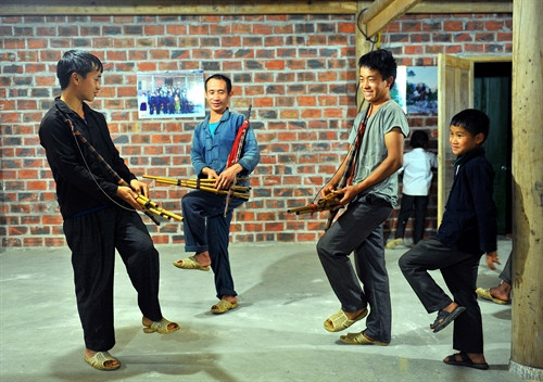 Ông Mua Mí Say (thứ hai từ trái sang), thôn Tả Lủng B, xã Tả Lủng, huyện Mèo Vạc đang hướng dẫn cách múa khèn cho các thế hệ sau Ông Mua Mí Say (thứ hai từ trái sang), thôn Tả Lủng B, xã Tả Lủng, huyện Mèo Vạc đang hướng dẫn cách múa khèn cho các thế hệ sau