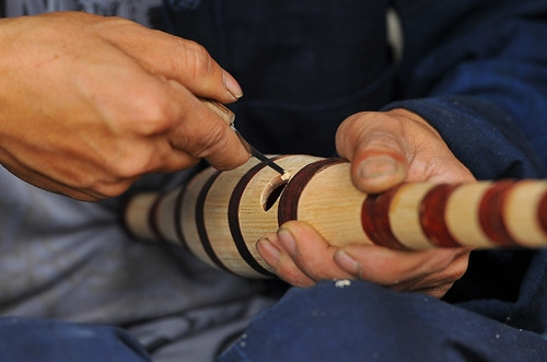 Nghề làm khèn cũng lắm công phu. Cây gỗ kim giao để làm thân khèn, vỏ thân cây đào rừng để buộc trên thân khèn phải mua tận huyện Yên Minh; những ống trúc để làm có độ chính xác cao khi khoét gióng đưa vào thân khèn được khít, không lọt gió và khi gặp thời tiết thất thường ít bị co giãn, nứt nẻ Nghề làm khèn cũng lắm công phu. Cây gỗ kim giao để làm thân khèn, vỏ thân cây đào rừng để buộc trên thân khèn phải mua tận huyện Yên Minh; những ống trúc để làm có độ chính xác cao khi khoét gióng đưa vào thân khèn được khít, không lọt gió và khi gặp thời tiết thất thường ít bị co giãn, nứt nẻ